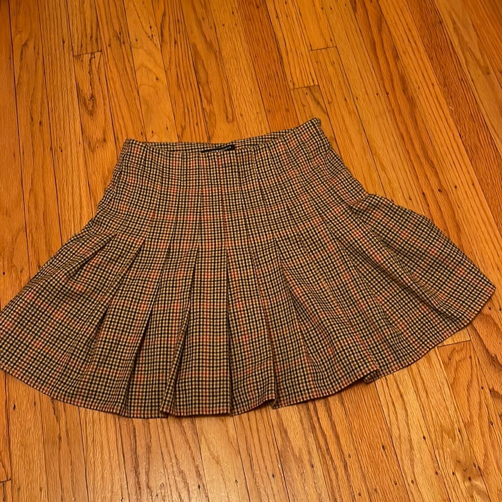 Brandy Melville Dana skirt in tan, black and red!